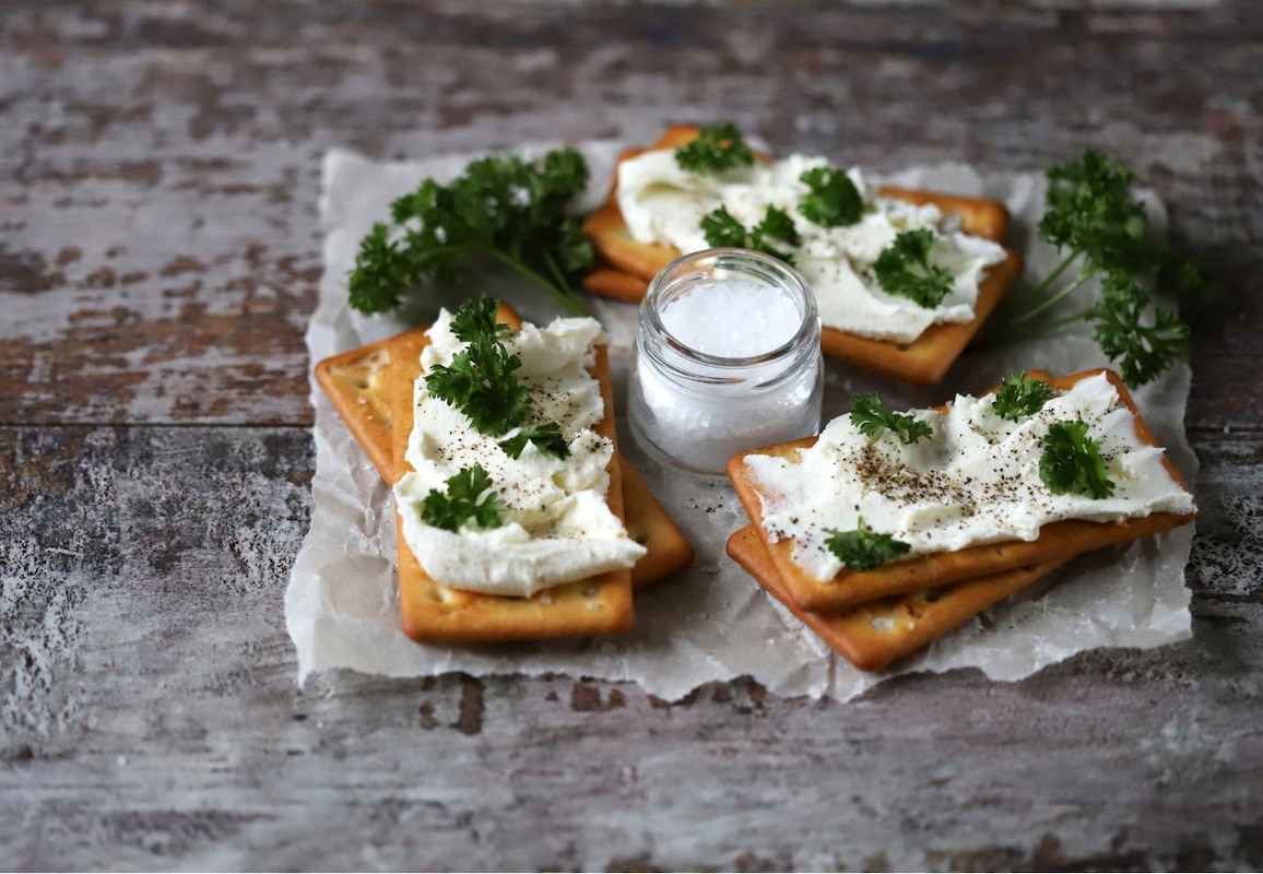 Crackers de seigle et fromage frais aux herbes