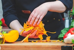 Cuisine anti-gaspi : 4 recettes savoureuses à faire avec des épluchures !