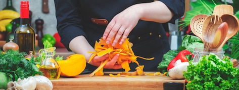 Cuisine anti-gaspi : 4 recettes savoureuses à faire avec des épluchures !