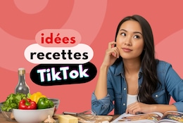 Jeune femme dans sa cuisine essayant de trouver des idées de recettes.