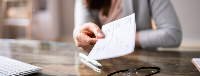 Délais d'encaissement des chèques selon les supermarchés : ce qu'il faut savoir