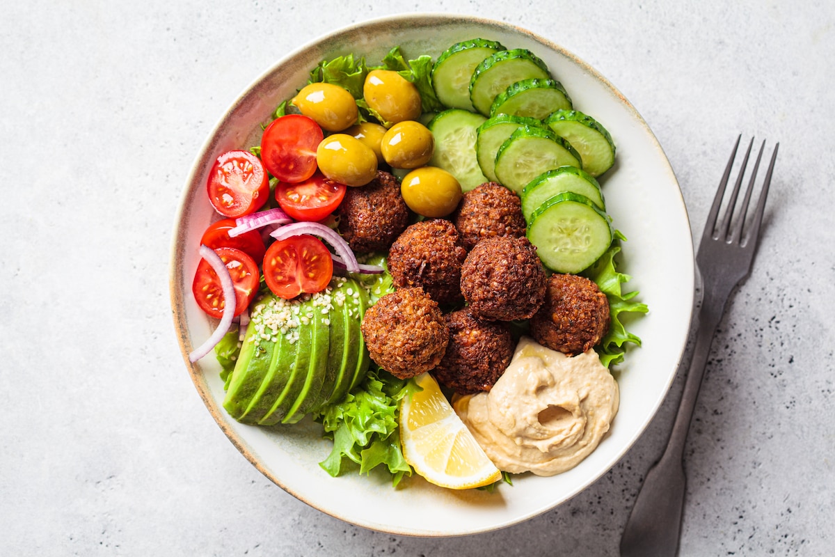 Bowl avec houmous, falafels, avocat, olives et crudités.
