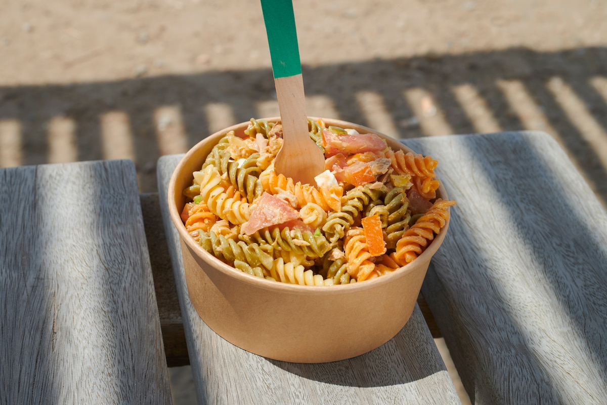 Bowl pâtes, thon, légumes.