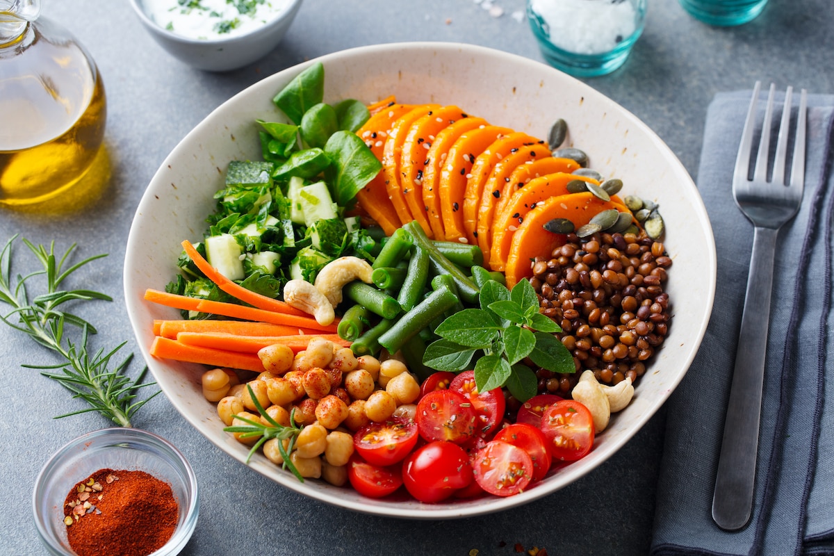 Bowl pois chiche, carotte, citrouille, tomates, concombre, laitue.