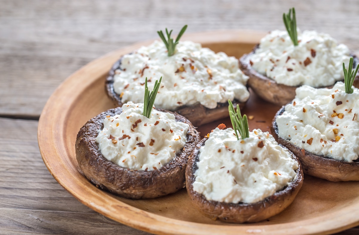 Champignons cuits fourrés de fromage
