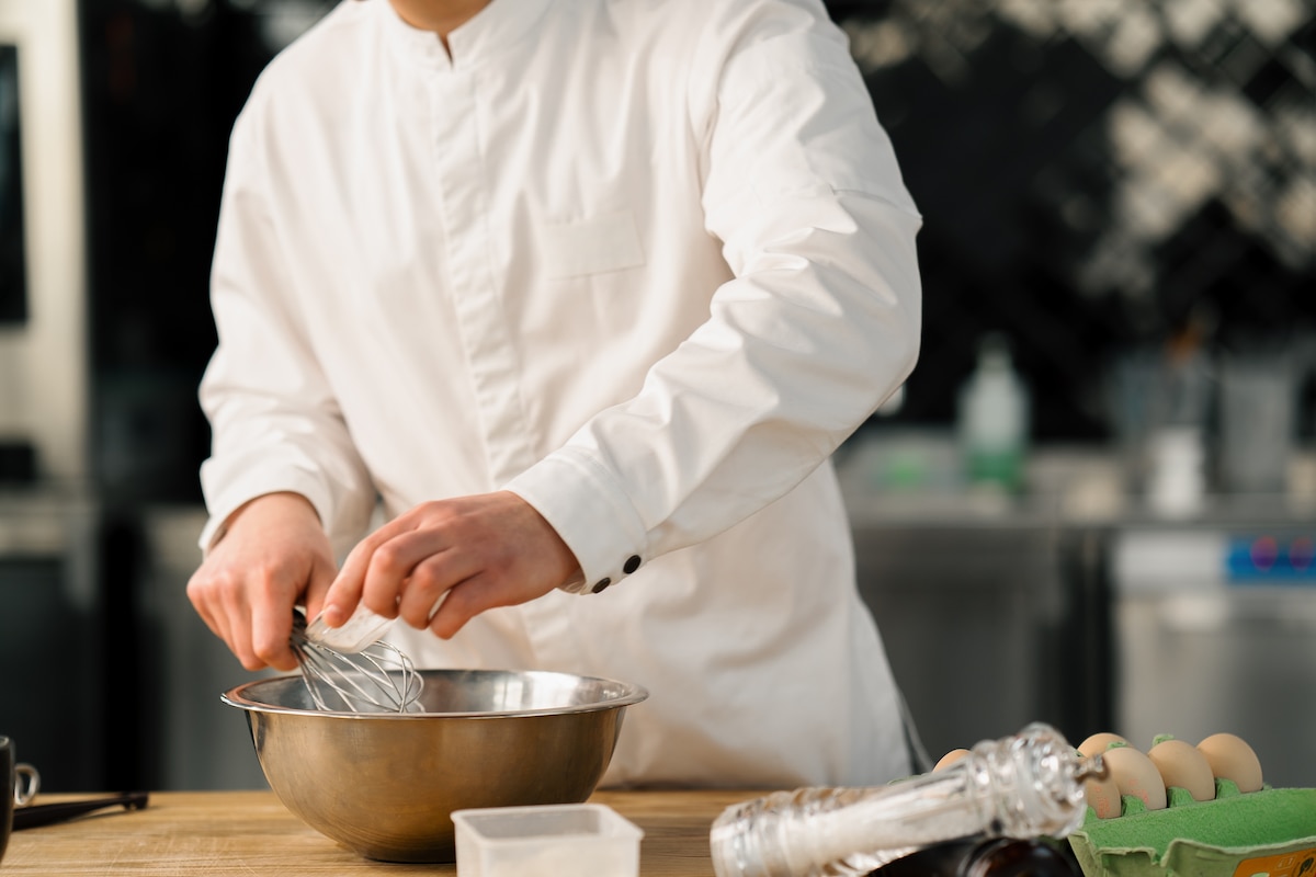 Cuisinier prépare une pâtisserie.