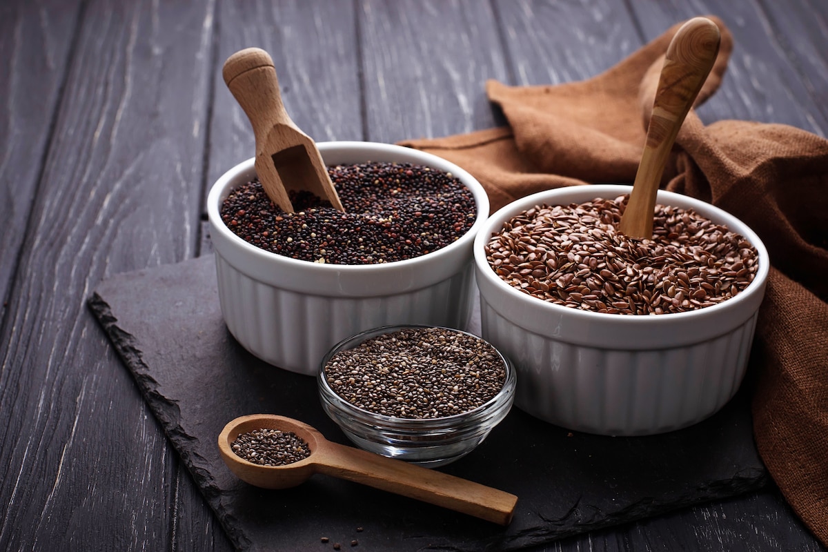 Divers superaliments chia, quinoa, graines de lin