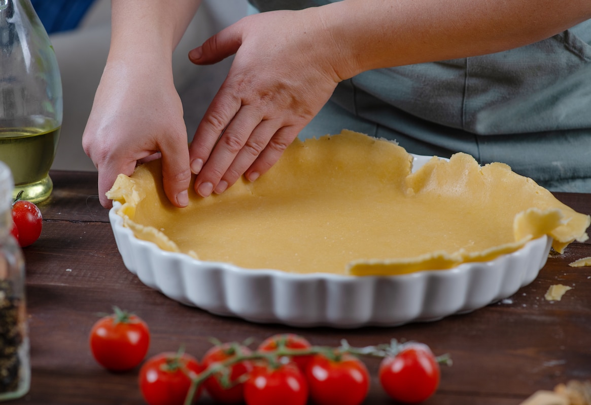Femme préparant une quiche.