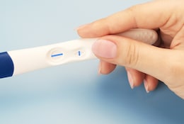 Femme tenant un test de grossesse