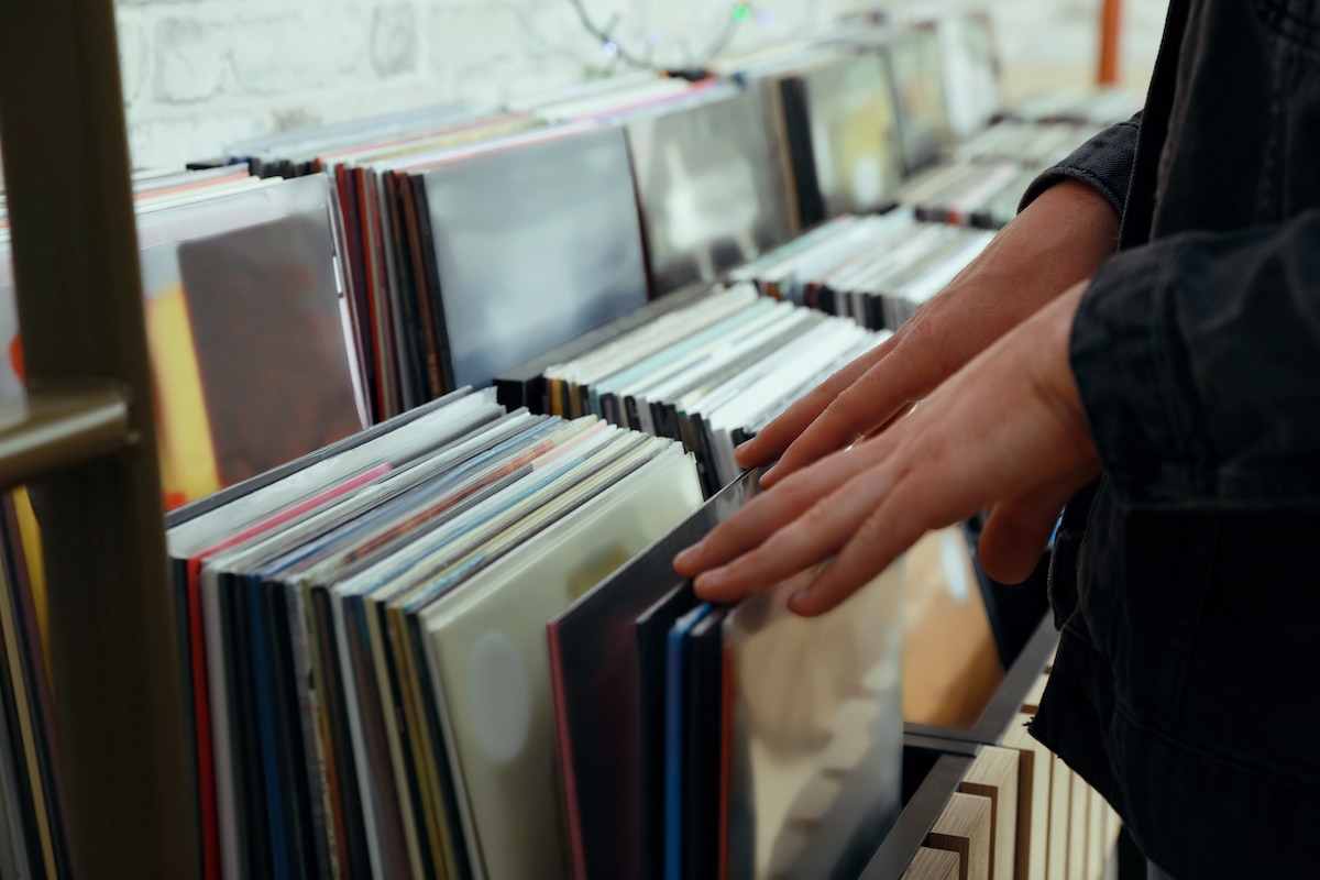 Homme choisissant des disques vinyles en magasin.