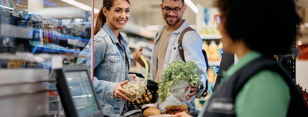 Jeune couple à la caisse d'un supermarché
