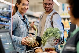 Jeune couple à la caisse d'un supermarché
