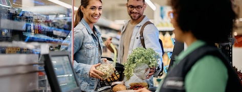 Jeune couple à la caisse d'un supermarché