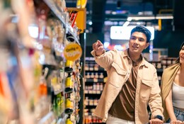 Jeune couple faisant leurs courses