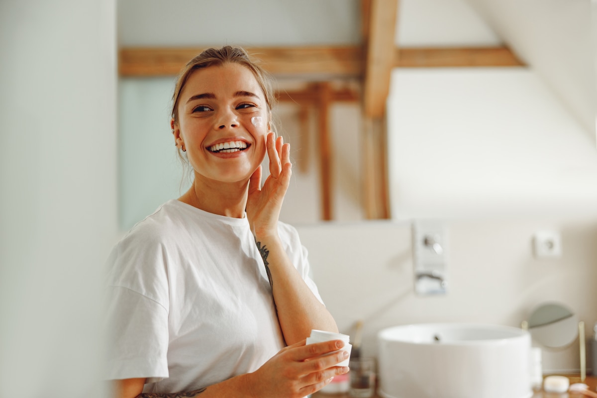 Jeune femme effectuant sa skincare routine
