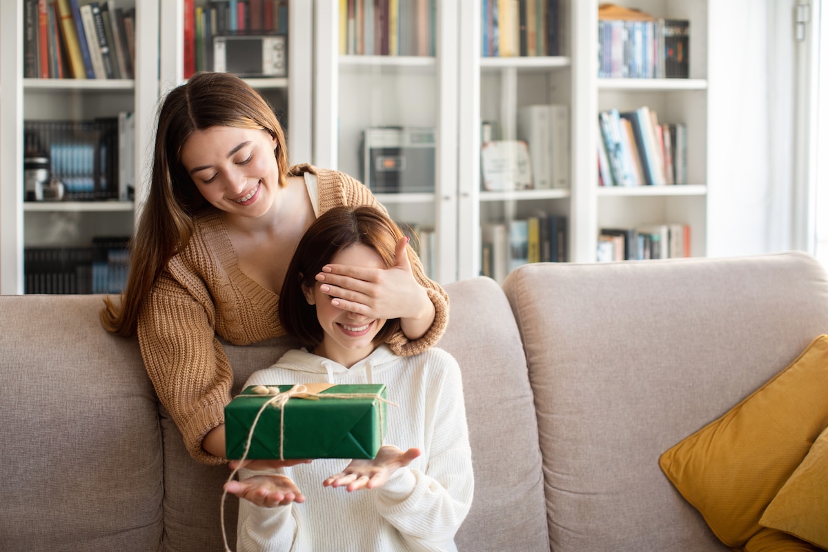 Jeune femme offrant un cadeau à une autre femme