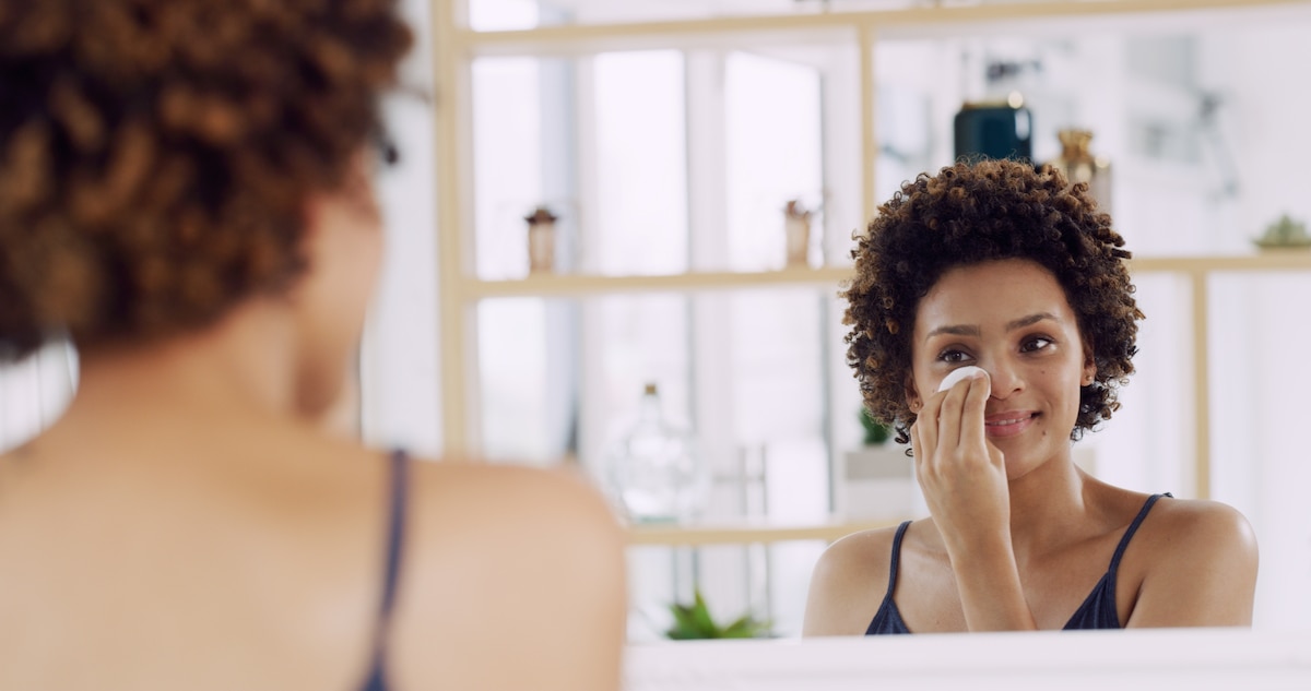 Jeune femme se démaquillant