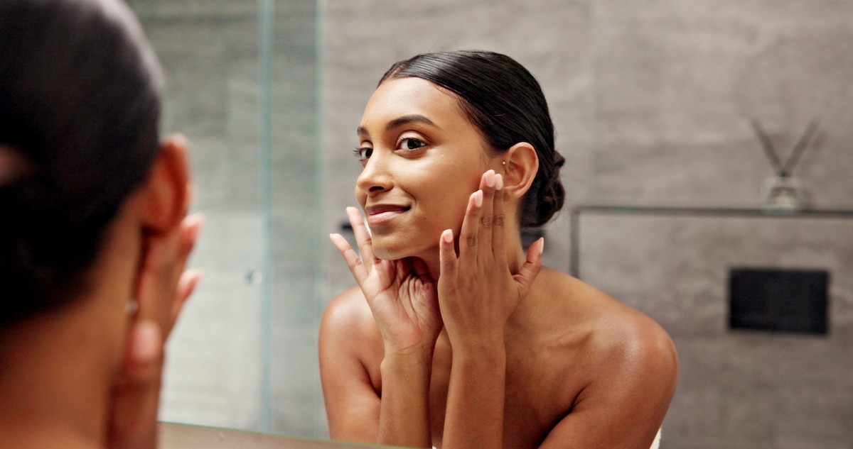 Jeune femme se regardant dans un miroir