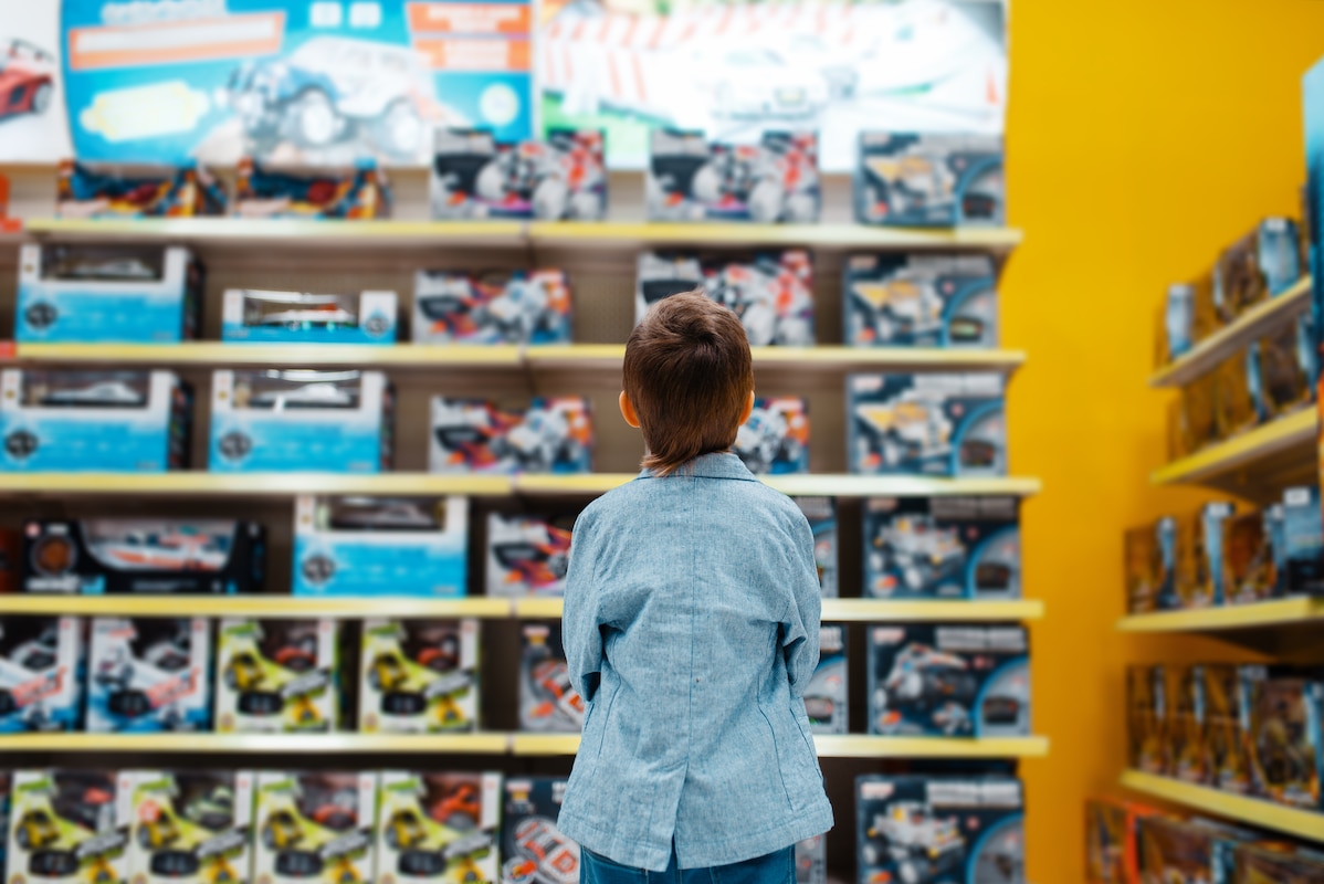 Jeune garçon regardant des jouets dans un magasin de jouets