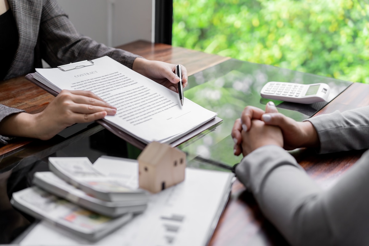 deux personnes signant un contrat