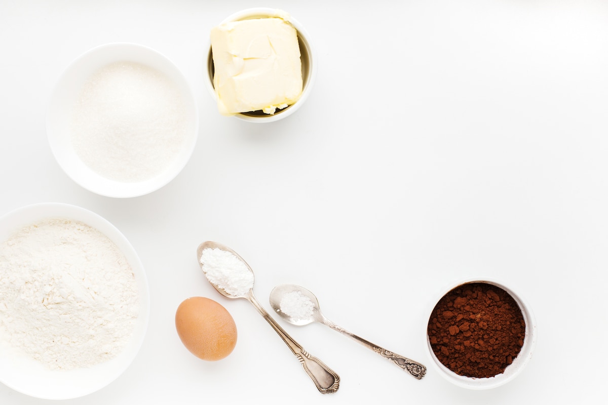 Levure chimique et ingrédients pour gâteau.