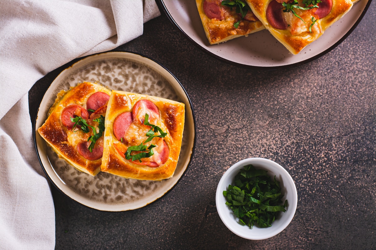 Mini-pizza carrée avec tomate et fromage