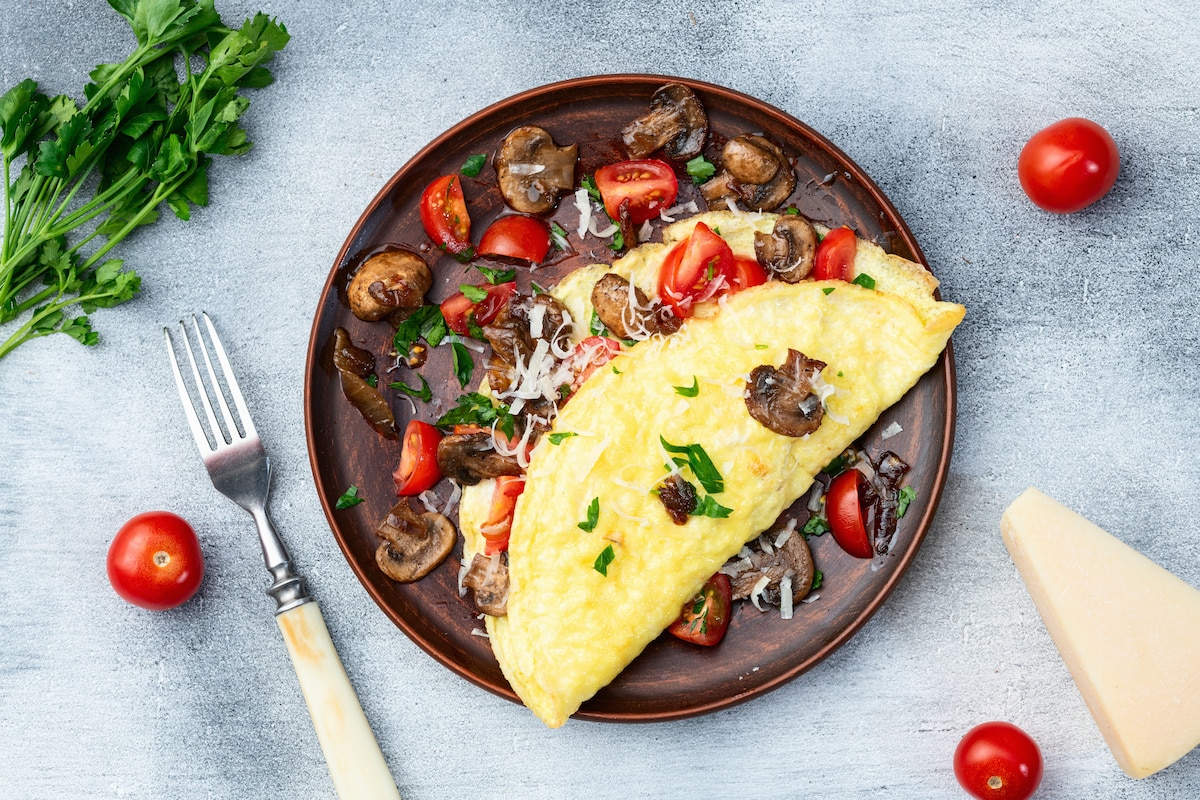Omelette fourrée de champignons, tomates et persil.