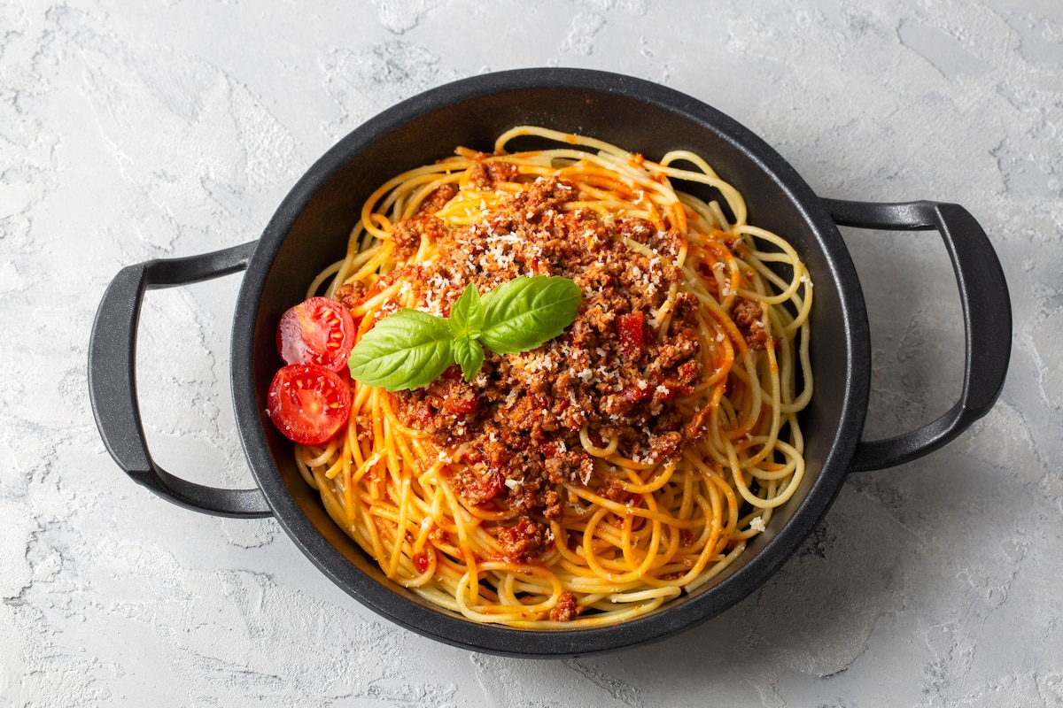 Pâtes spaghetti bolognaise avec sauce de boeuf haché, tomates, fromage parmesan et basilic frais