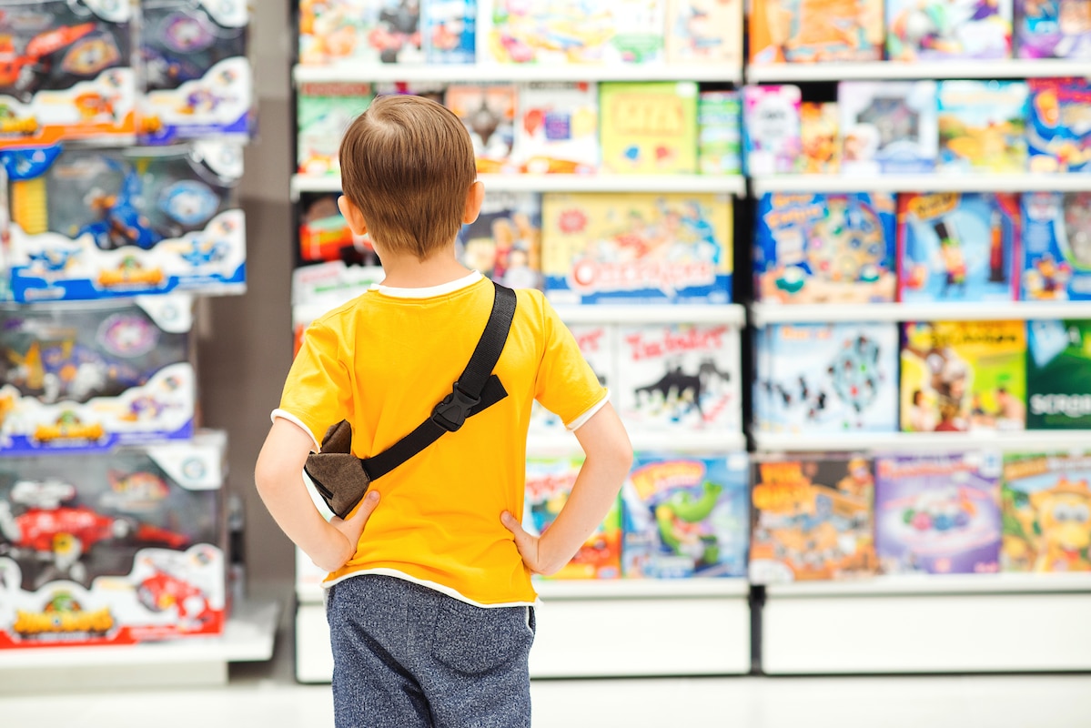 Petit garçon choisissant des jouets dans un magasin