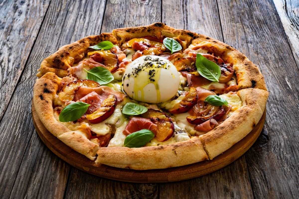 Pizza bianca à la burrata et figues fraîches.jpg
