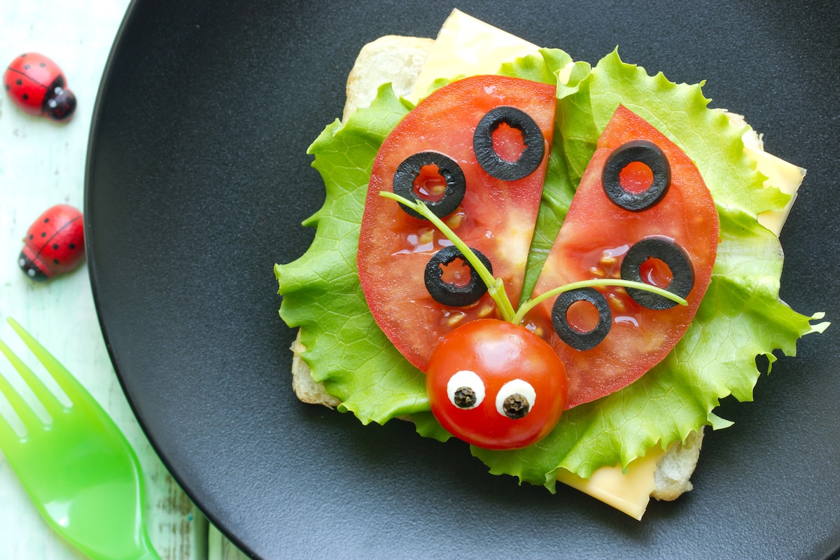 Plat de légumes ludique