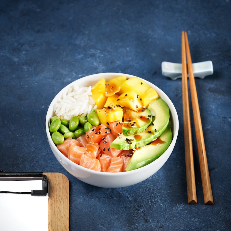 Poke bowl mangue, edamame de soja, riz, avocat.jpg