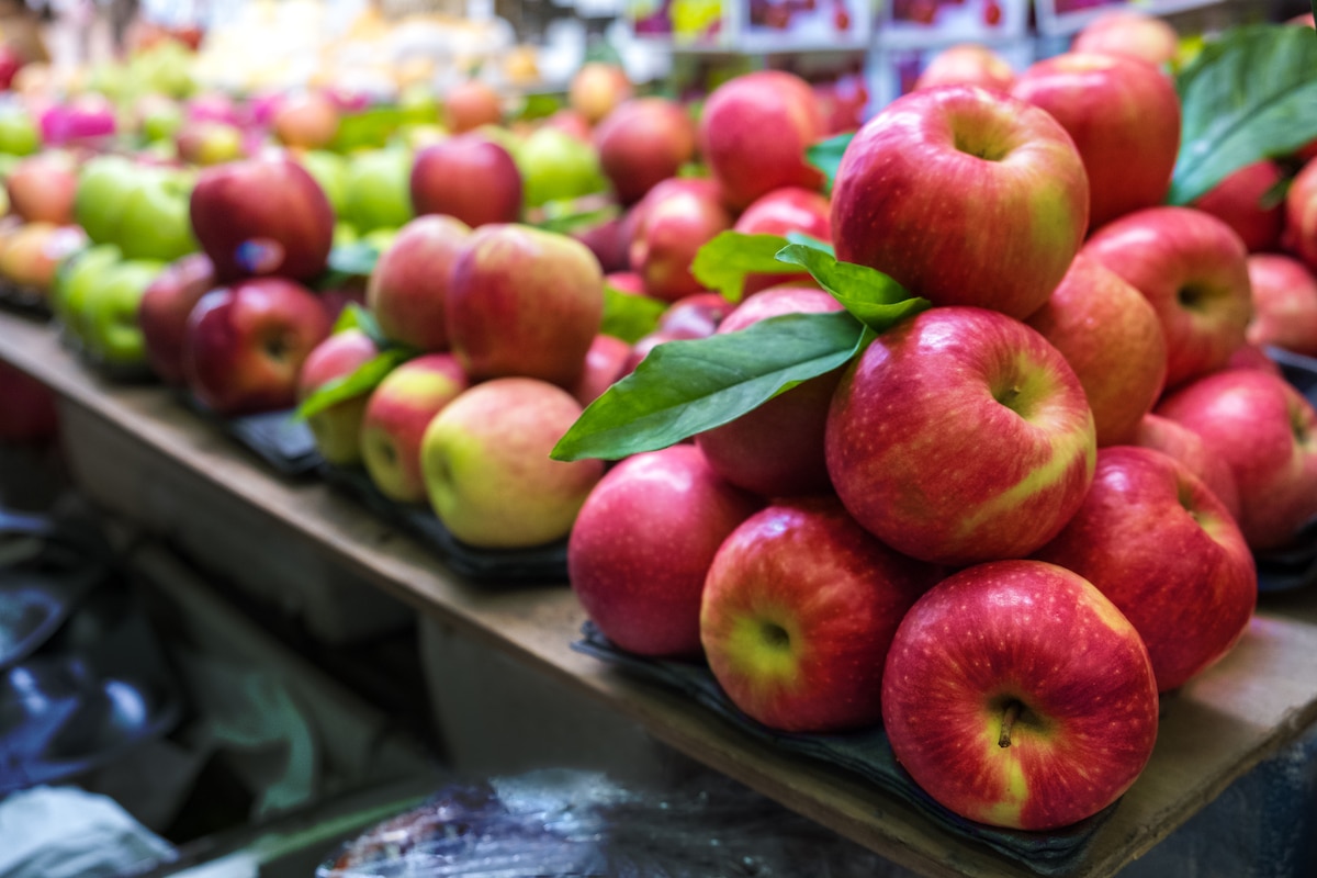 Rangée de pommes dans un marché
