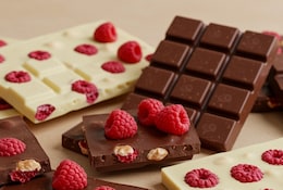Tablettes de chocolat avec framboises à l'intérieur.