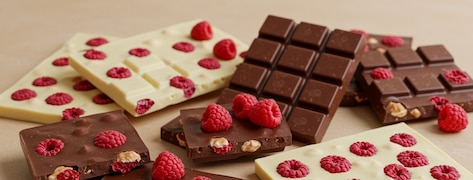 Tablettes de chocolat avec framboises à l'intérieur.