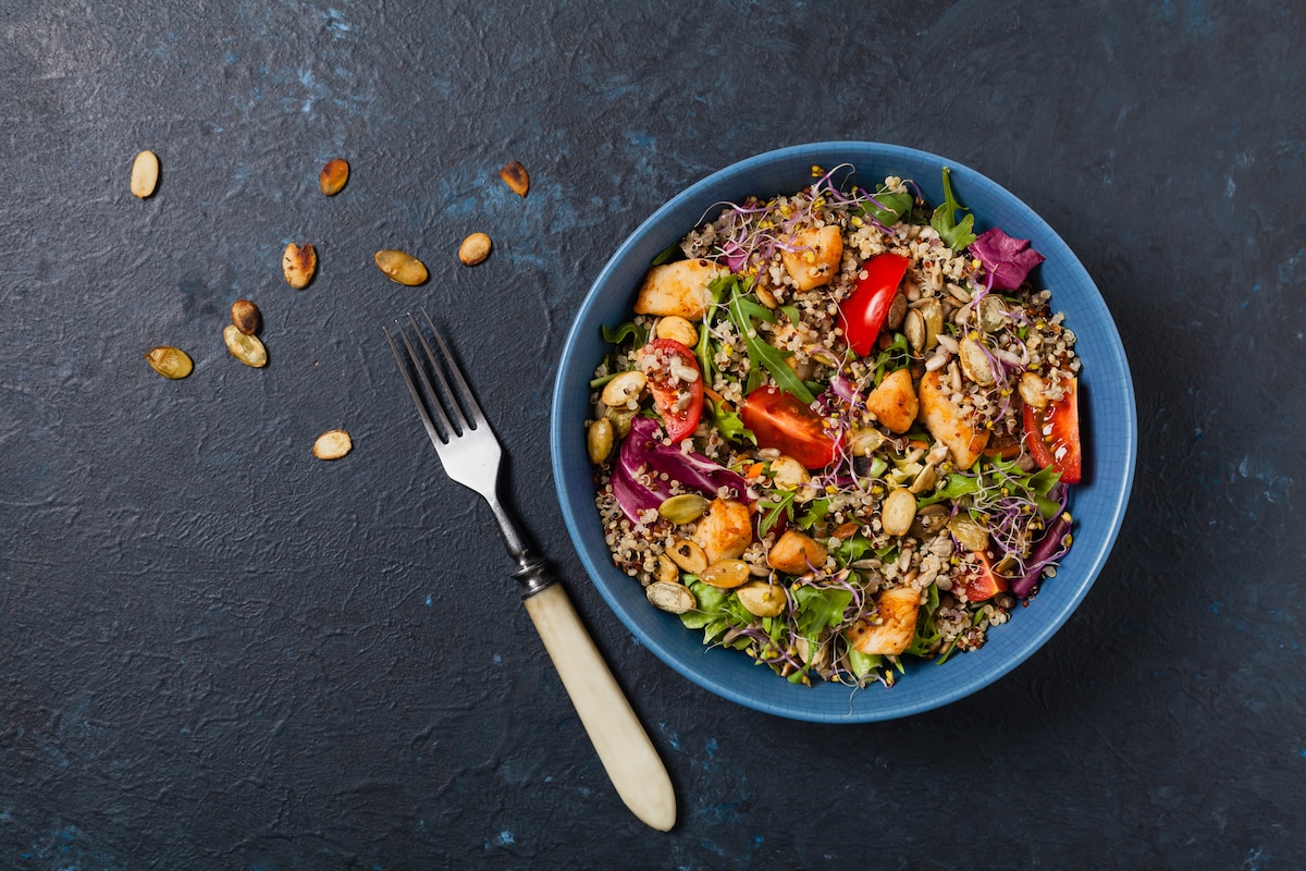 Salade au quinoa, avocat et poulet.