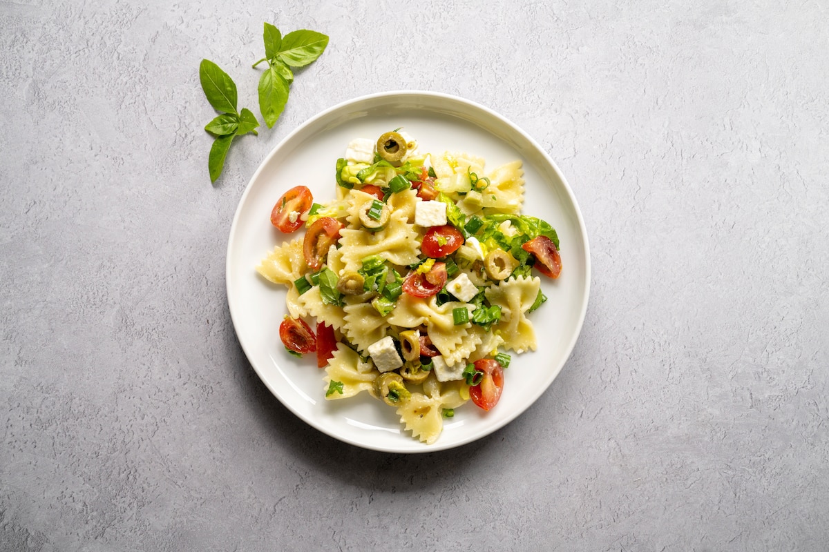 Salade de pâtes. Pâtes italiennes traditionnelles avec tomates cerises, olives, fromage feta, chou vert