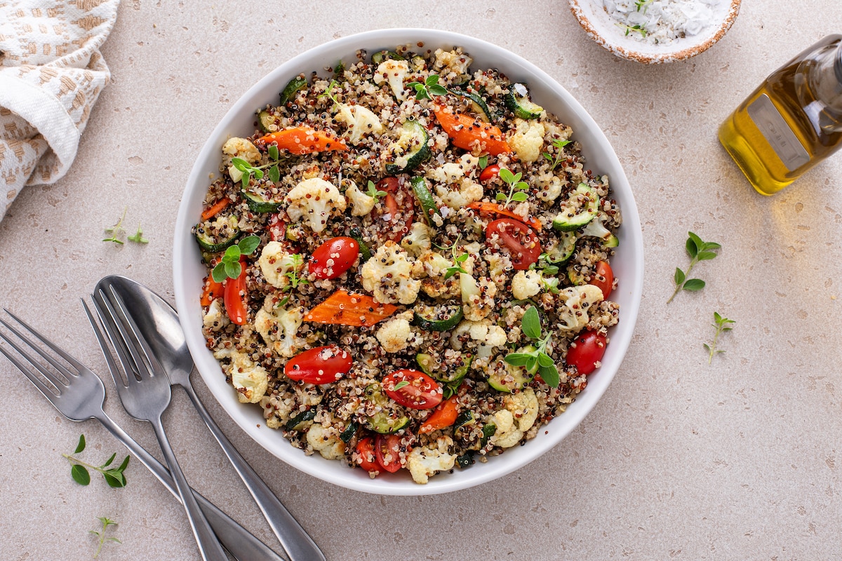 Salade de quinoa chaud avec des légumes grillés et des tomates fraîches