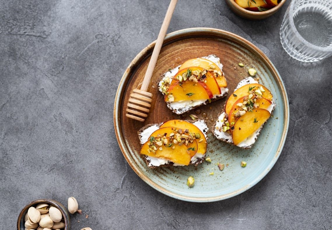 Tartine à la nectarine et à la ricotta