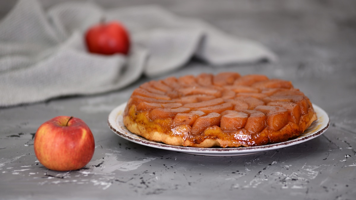 Tatin de Tarte traditionnel français avec pommes caramélisées et croûte.