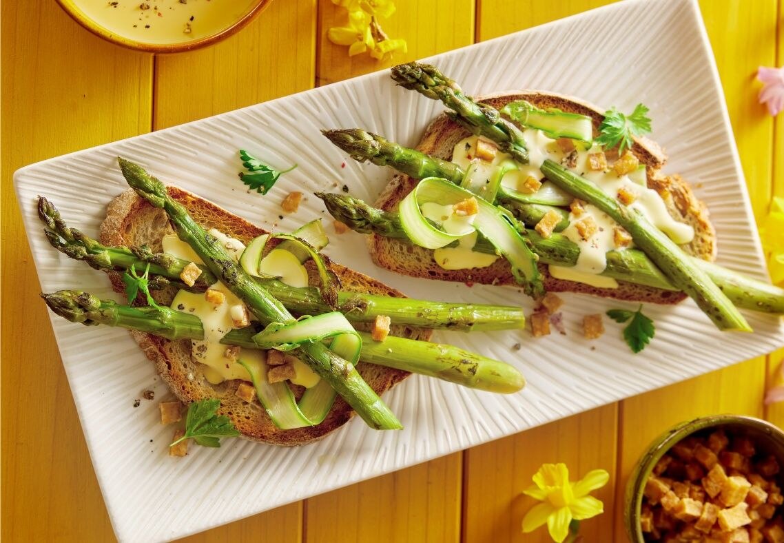 toasts d'asperges et de pois chiches grillés