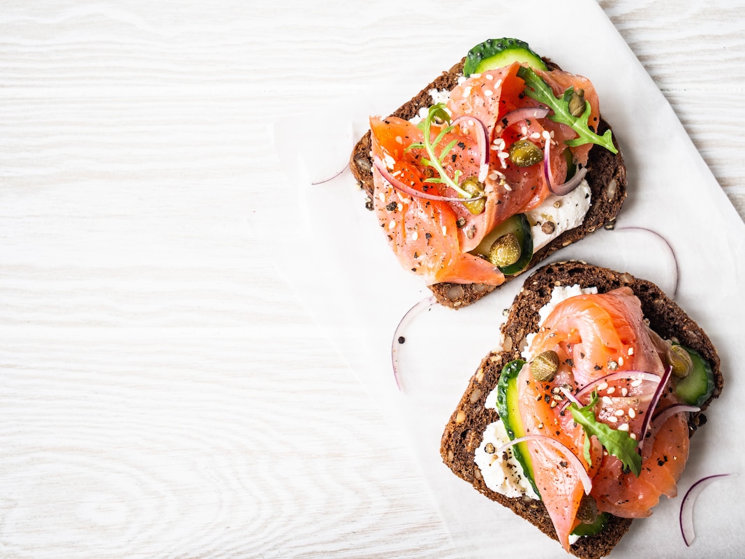 Toasts fromage frais, avocat, saumon