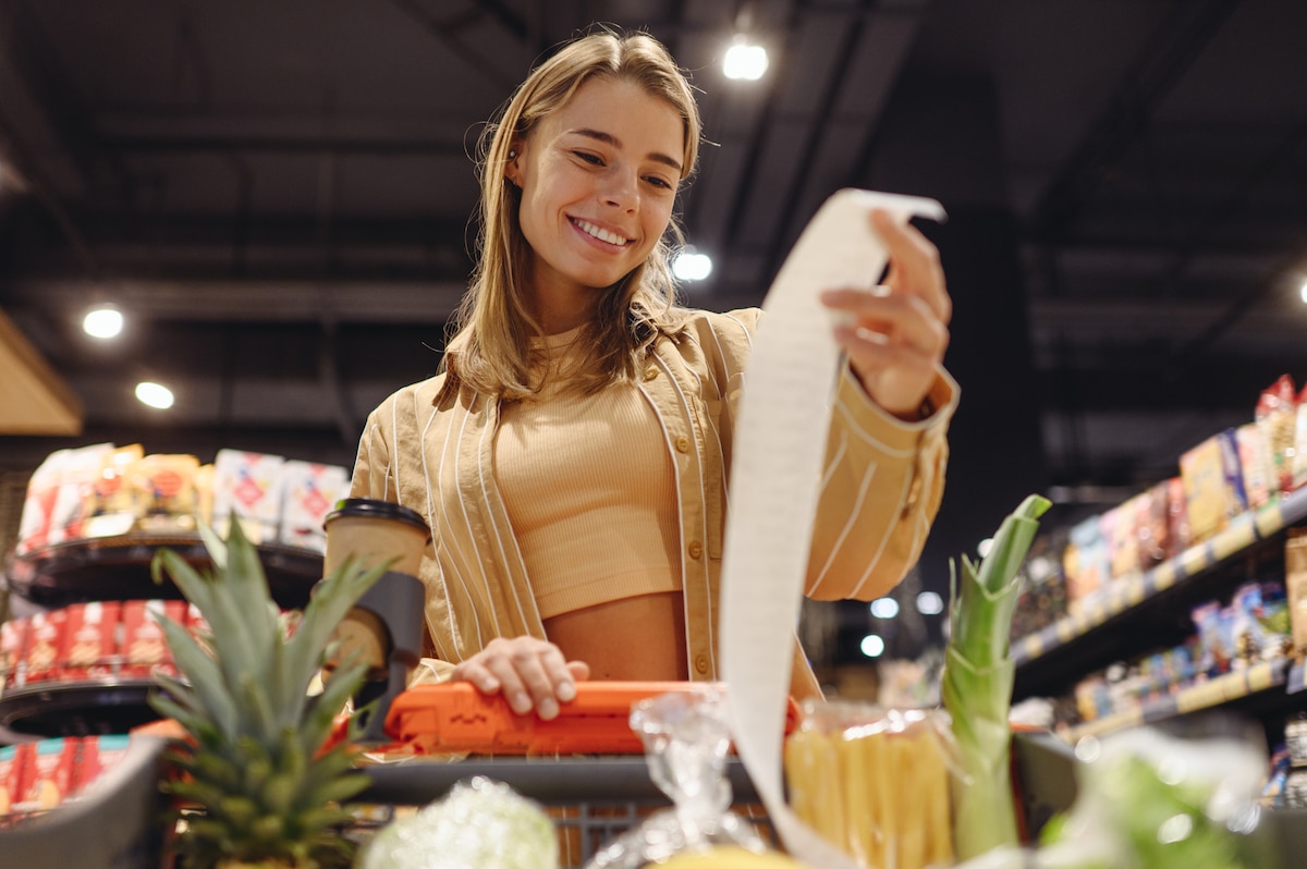 Une jeune femme fait ses courses dans un supermarché
