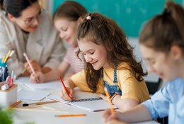 enfants assis dans une classe d'école