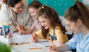 enfants assis dans une classe d'école