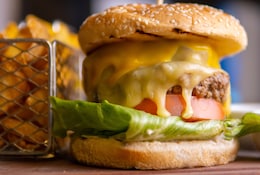 Burger de type Big Mac avec frites et sauce