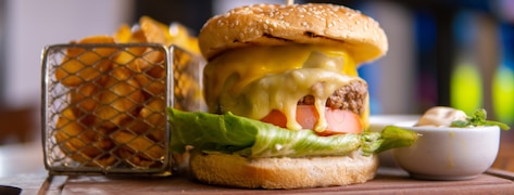 Burger de type Big Mac avec frites et sauce