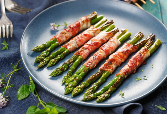 Asperges enroulées dans du bacon au barbecue