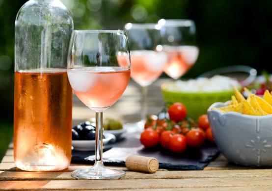 Vin rosé pendant un barbecue