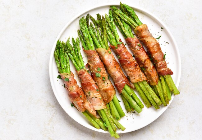 Asperges enroulées dans du bacon